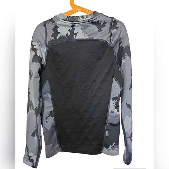 Nike Boys’ BLK/GRY Hyperwarm Long Sleeve Fitted Shirt, Size M - Picture 2 of 9